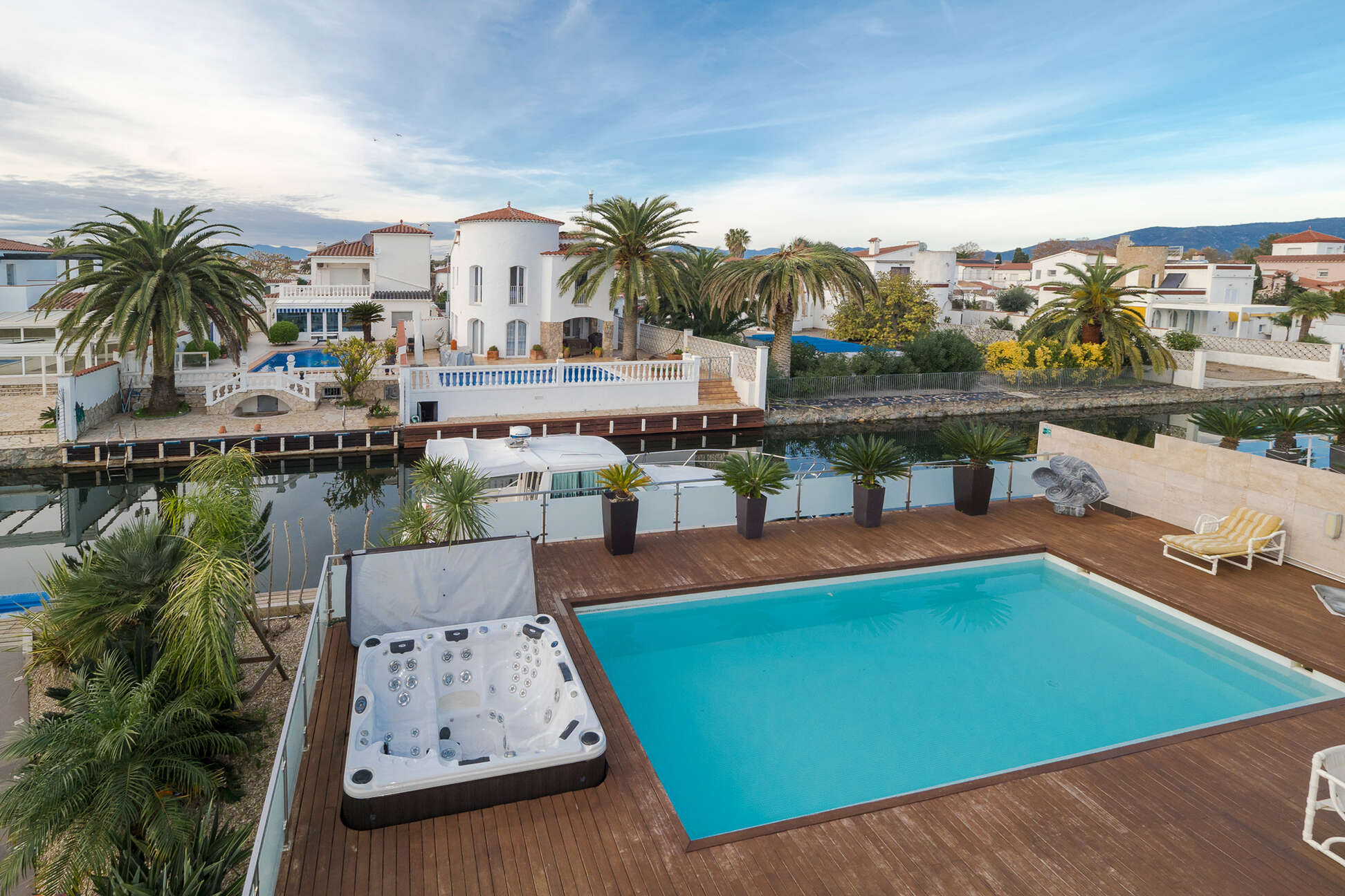 Bonita villa de estilo moderno con amarre en venta Empuriabrava