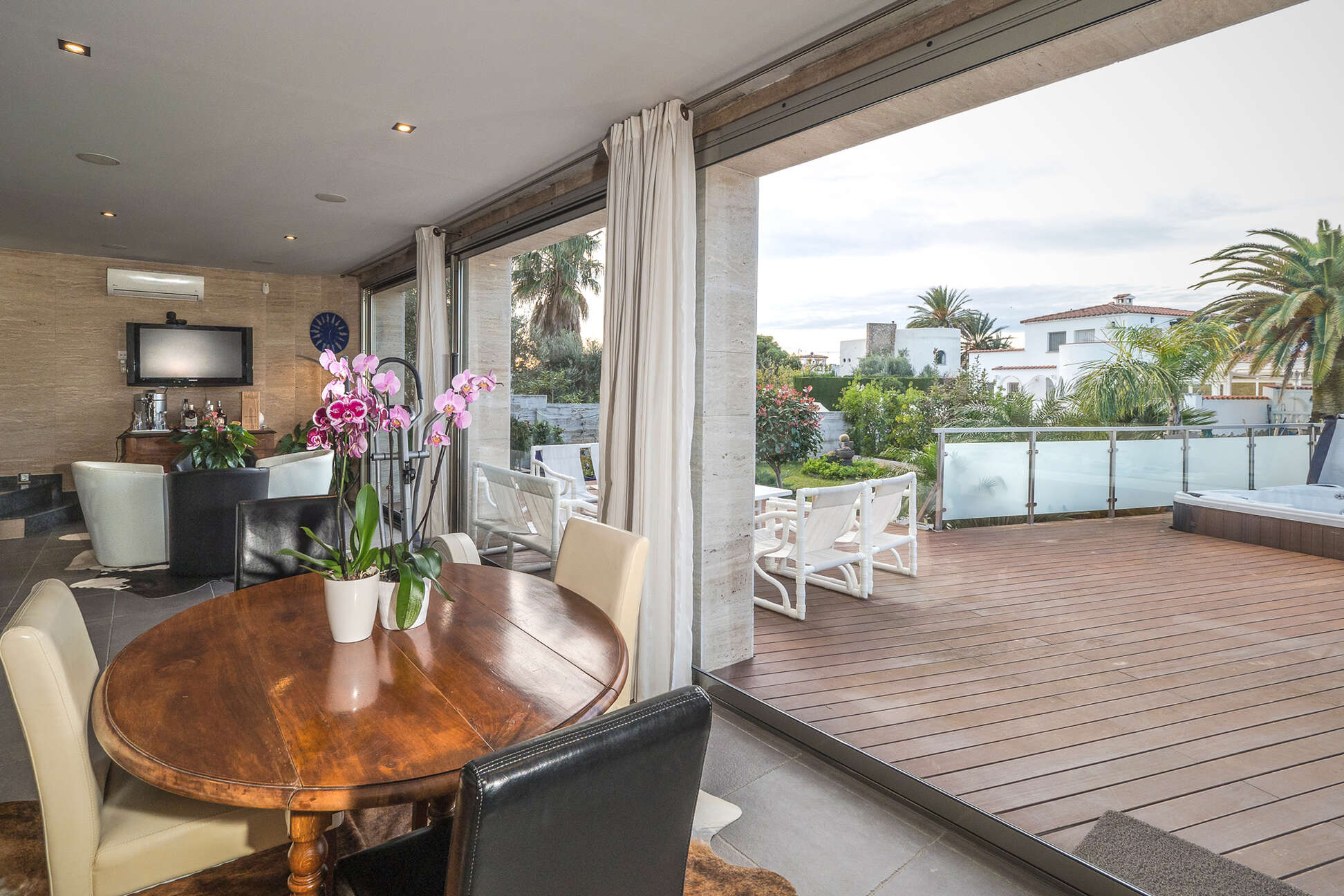 Belle villa de style moderne avec amarre à vendre Empuriabrava