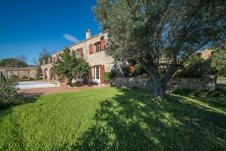 Bonita casa rural con vistas amplias en venta en Agullana