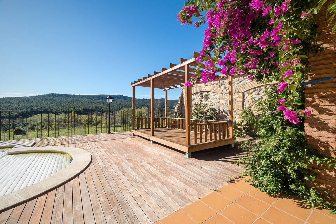 Nice country house with spacious views for sale in Agullana