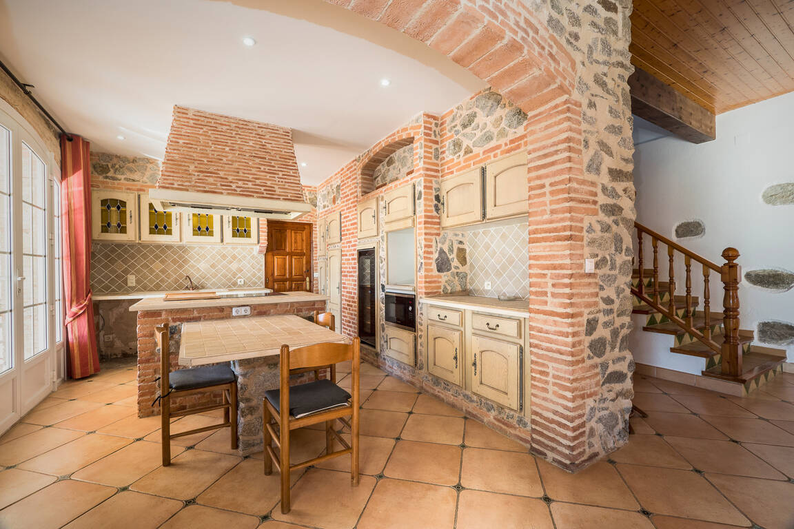 Nice country house with spacious views for sale in Agullana