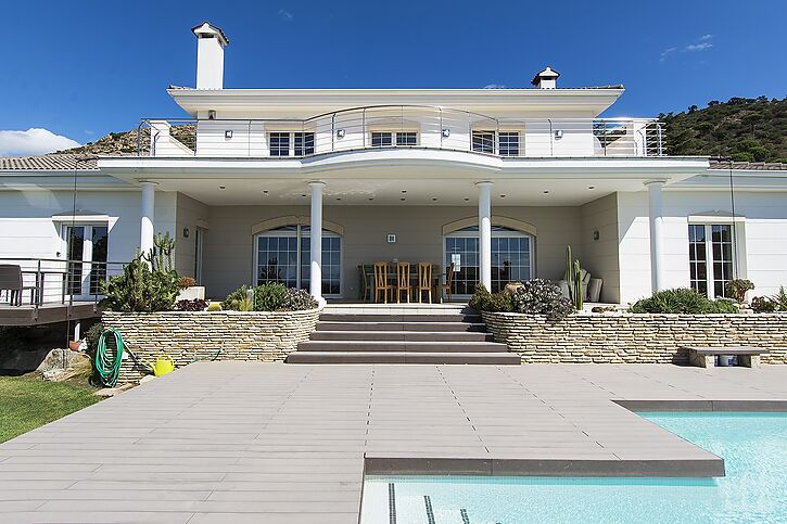 Belle maison de luxe à vendre avec vue sur la baie de Roses à Pau