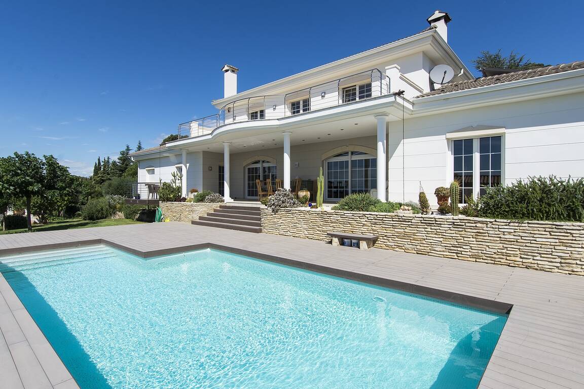 Belle maison de luxe à vendre avec vue sur la baie de Roses à Pau