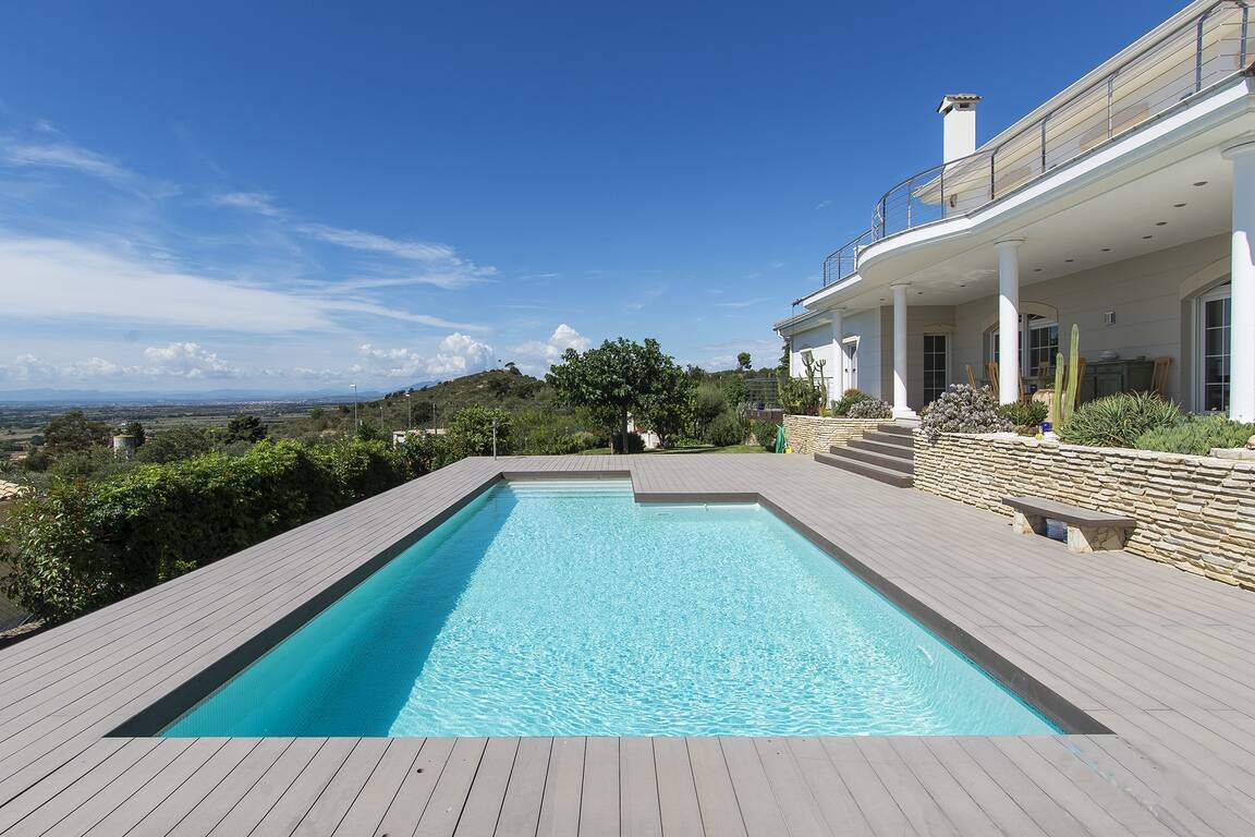 Beautiful luxury house for sale with views of Roses Bay in Pau