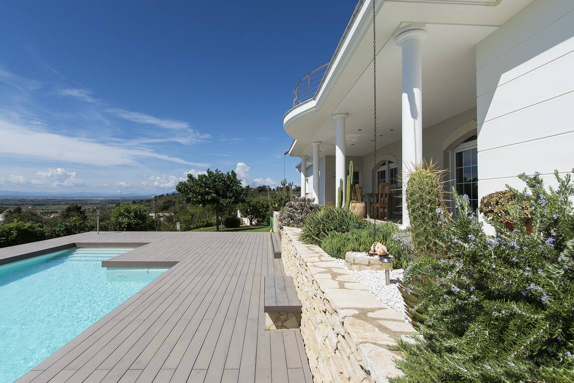 Beautiful luxury house for sale with views of Roses Bay in Pau