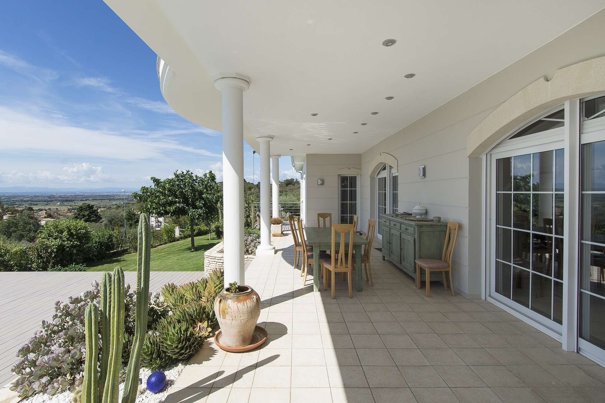 Belle maison de luxe à vendre avec vue sur la baie de Roses à Pau