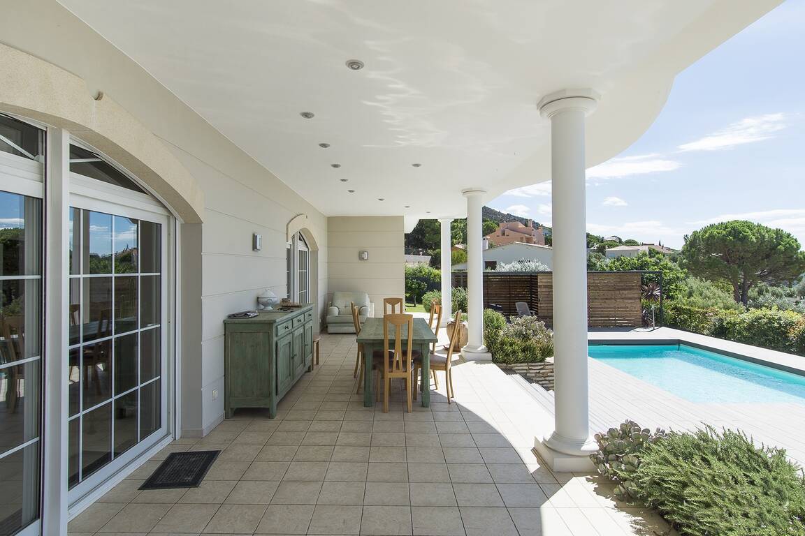 Belle maison de luxe à vendre avec vue sur la baie de Roses à Pau