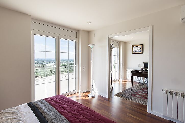 Belle maison de luxe à vendre avec vue sur la baie de Roses à Pau