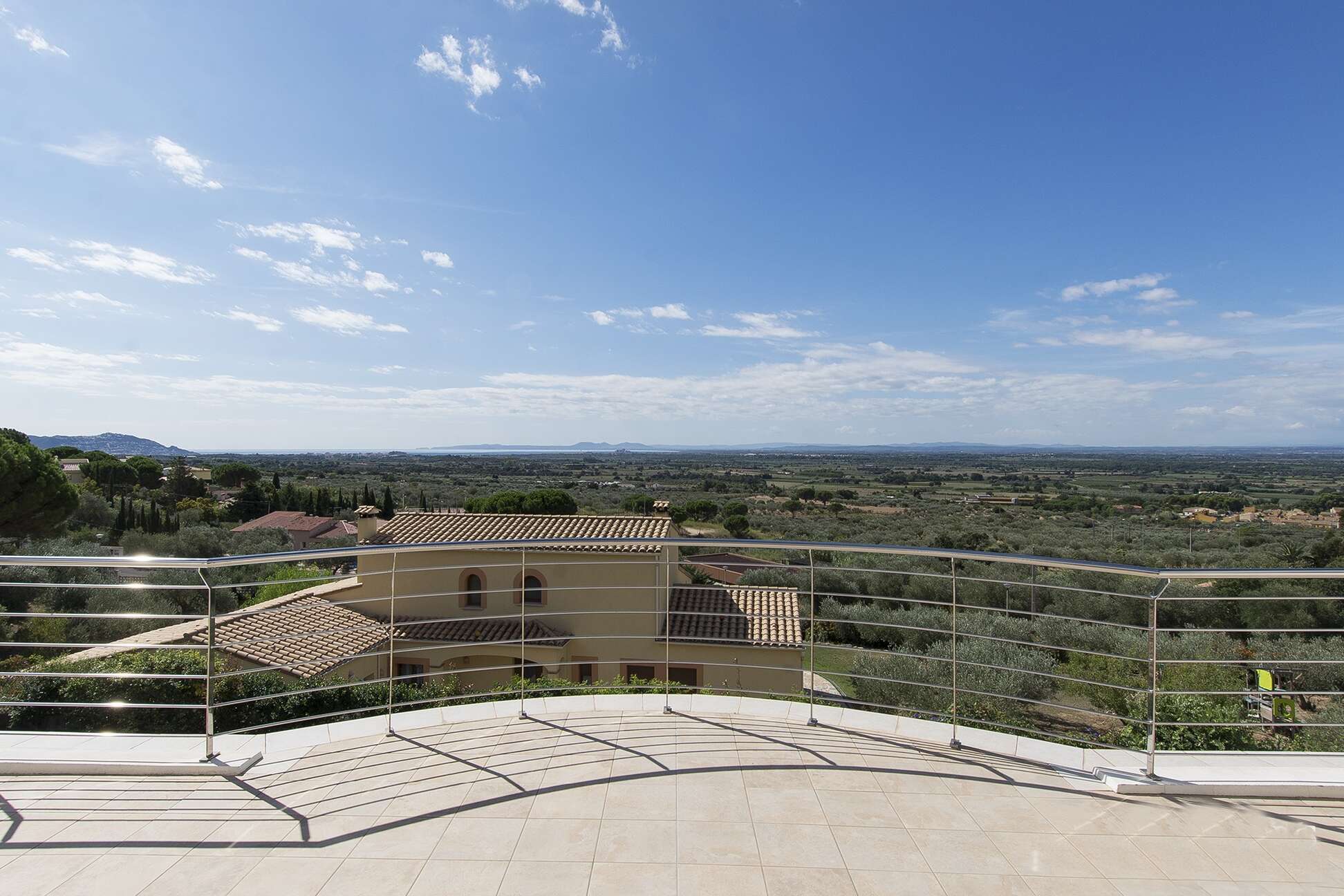 Belle maison de luxe à vendre avec vue sur la baie de Roses à Pau