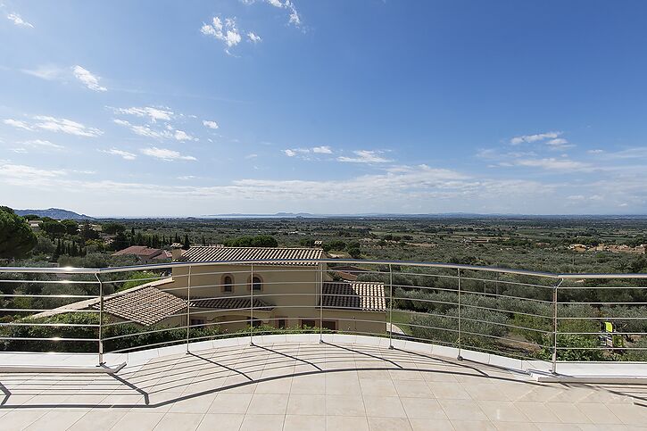 Preciosa casa de lujo a la venta con vistas a Bahía Roses en Pau