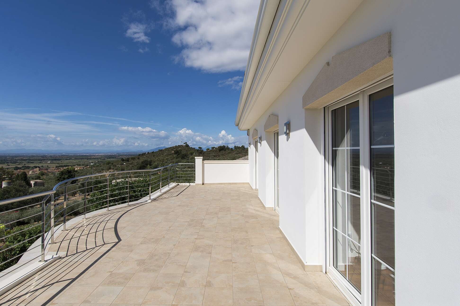 Beautiful luxury house for sale with views of Roses Bay in Pau