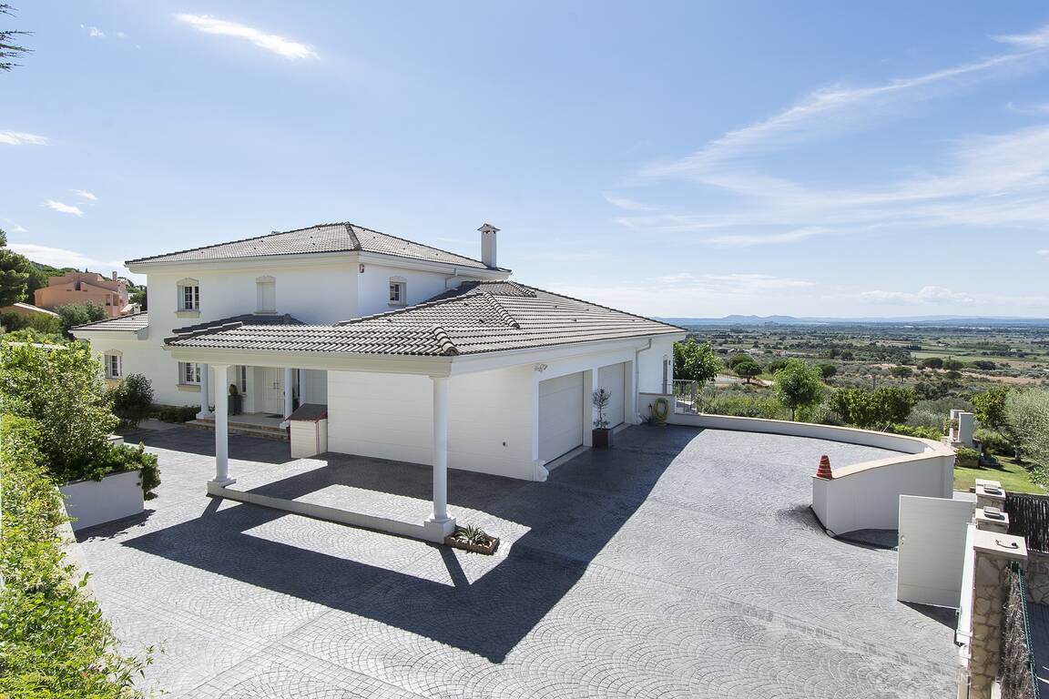 Preciosa casa de lujo a la venta con vistas a Bahía Roses en Pau