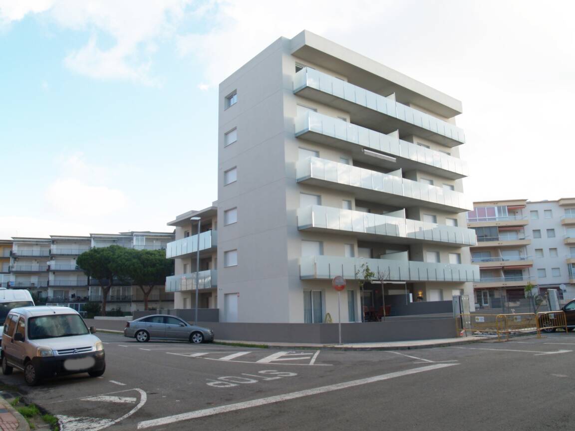 New ground floor flat 300 metres from the beach Roses