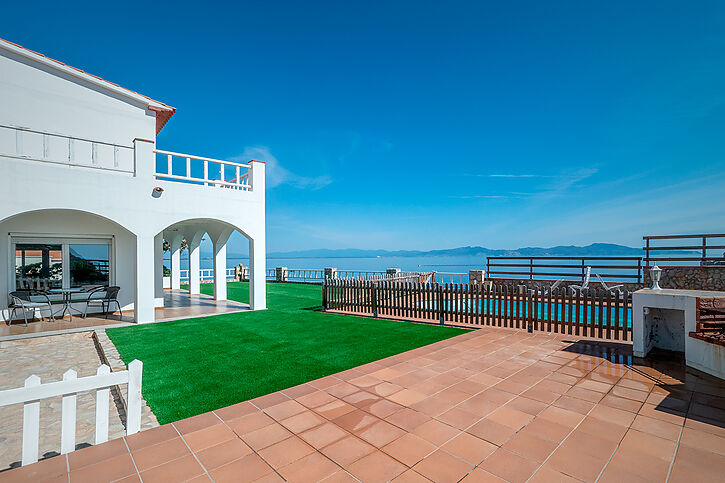 Casa a primera línia de mar a la venda , Cala montgo, Escala