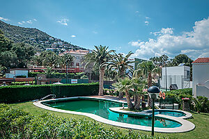 Beautiful holiday complex 1st line of sea Llança