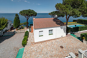 Beautiful holiday complex 1st line of sea Llança