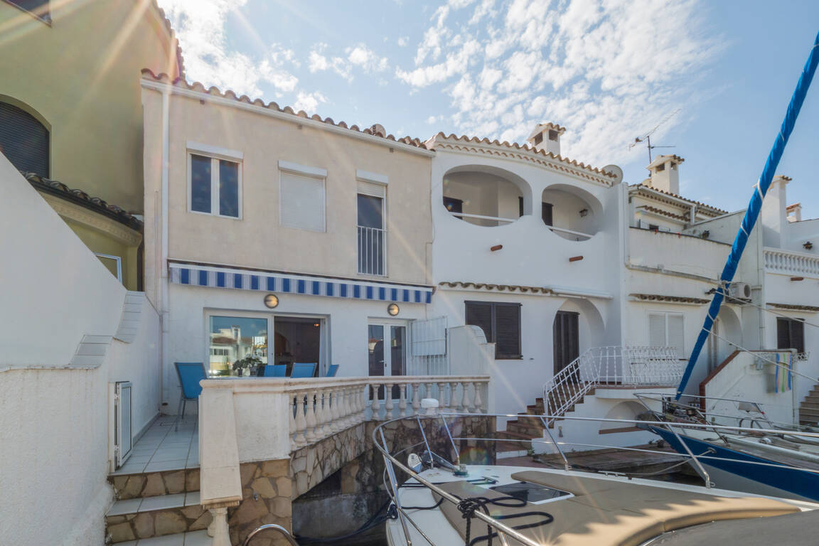 Casa adosada con amarre para velero 2ª linea de mara, Empuriabrava