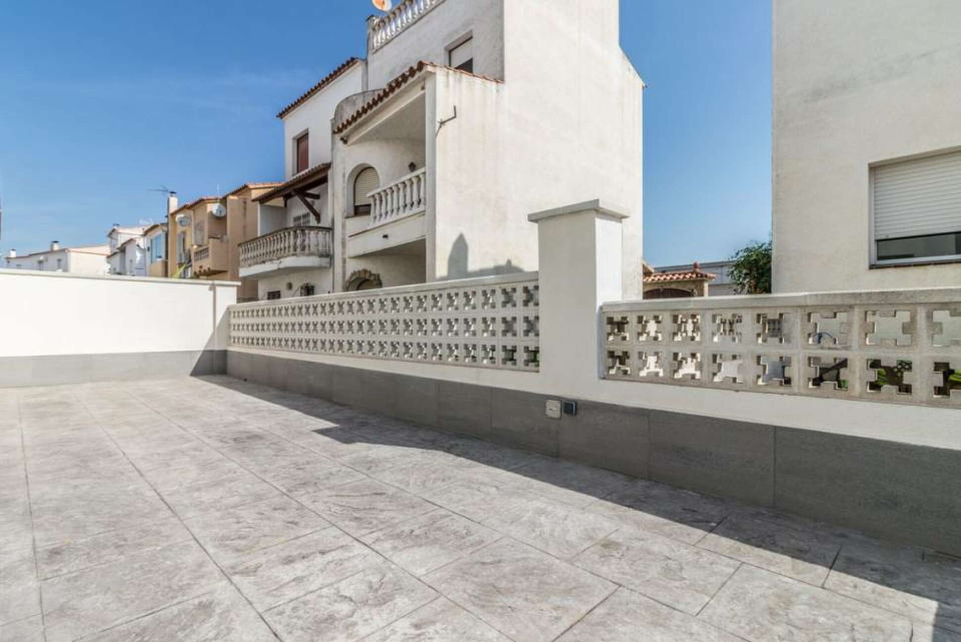 Bonita casa nueva de estilo moderno en venta en Empuriabrava