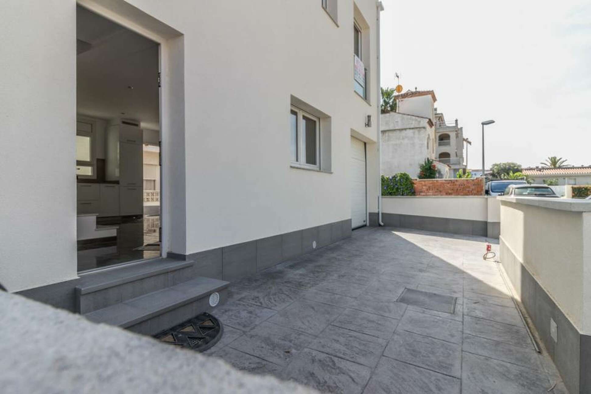 Bonita casa nueva de estilo moderno en venta en Empuriabrava