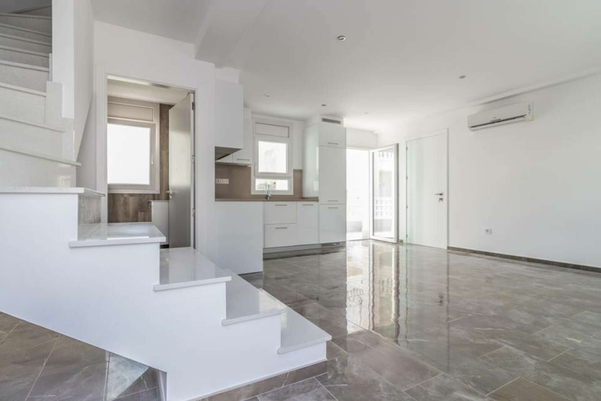 Bonita casa nueva de estilo moderno en venta en Empuriabrava