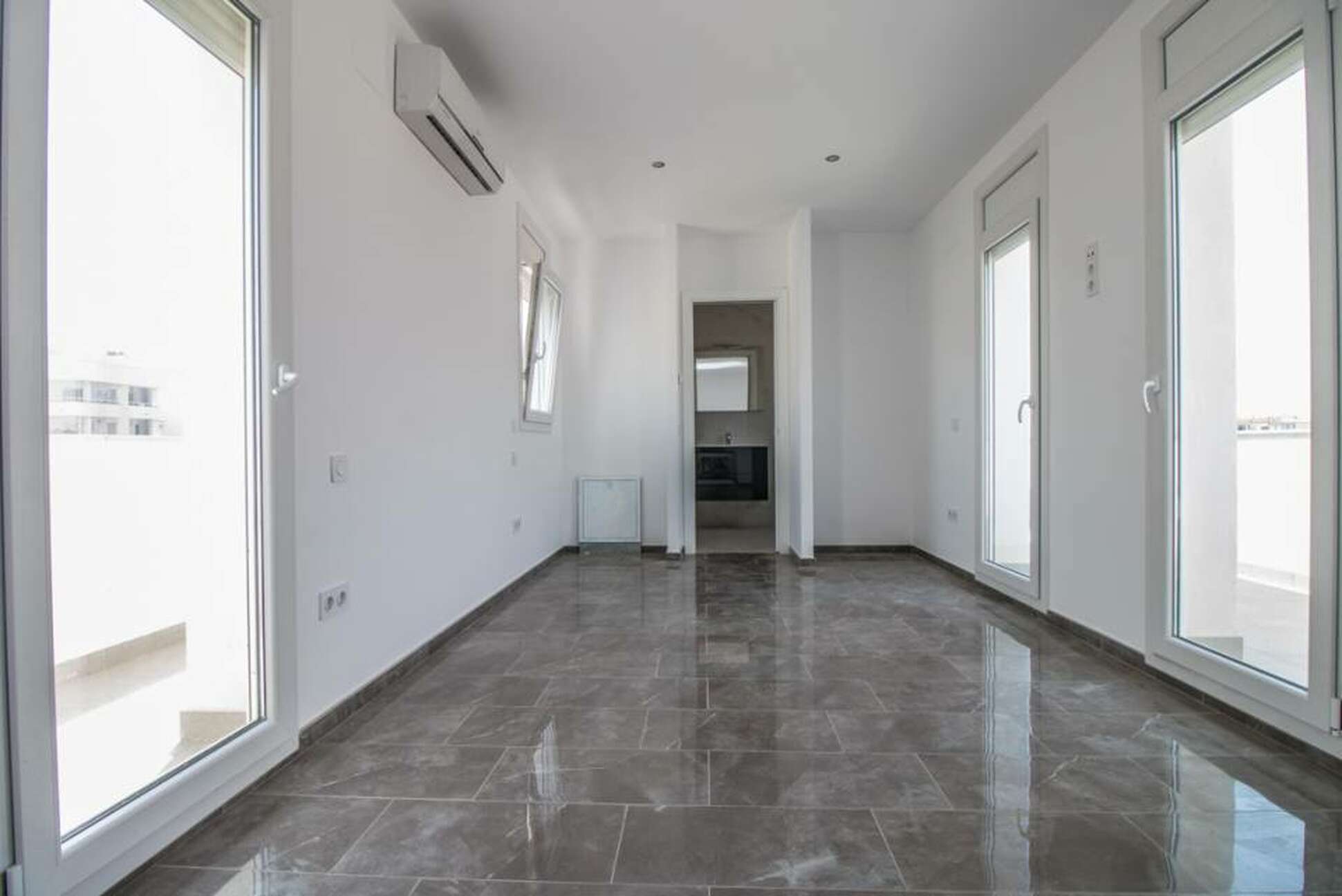 Bonita casa nueva de estilo moderno en venta en Empuriabrava