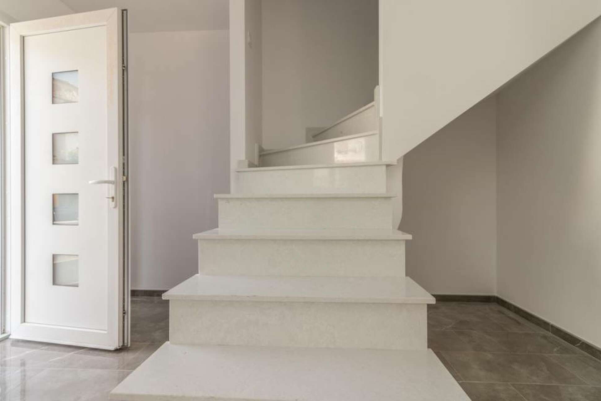 Bonita casa nueva de estilo moderno en venta en Empuriabrava