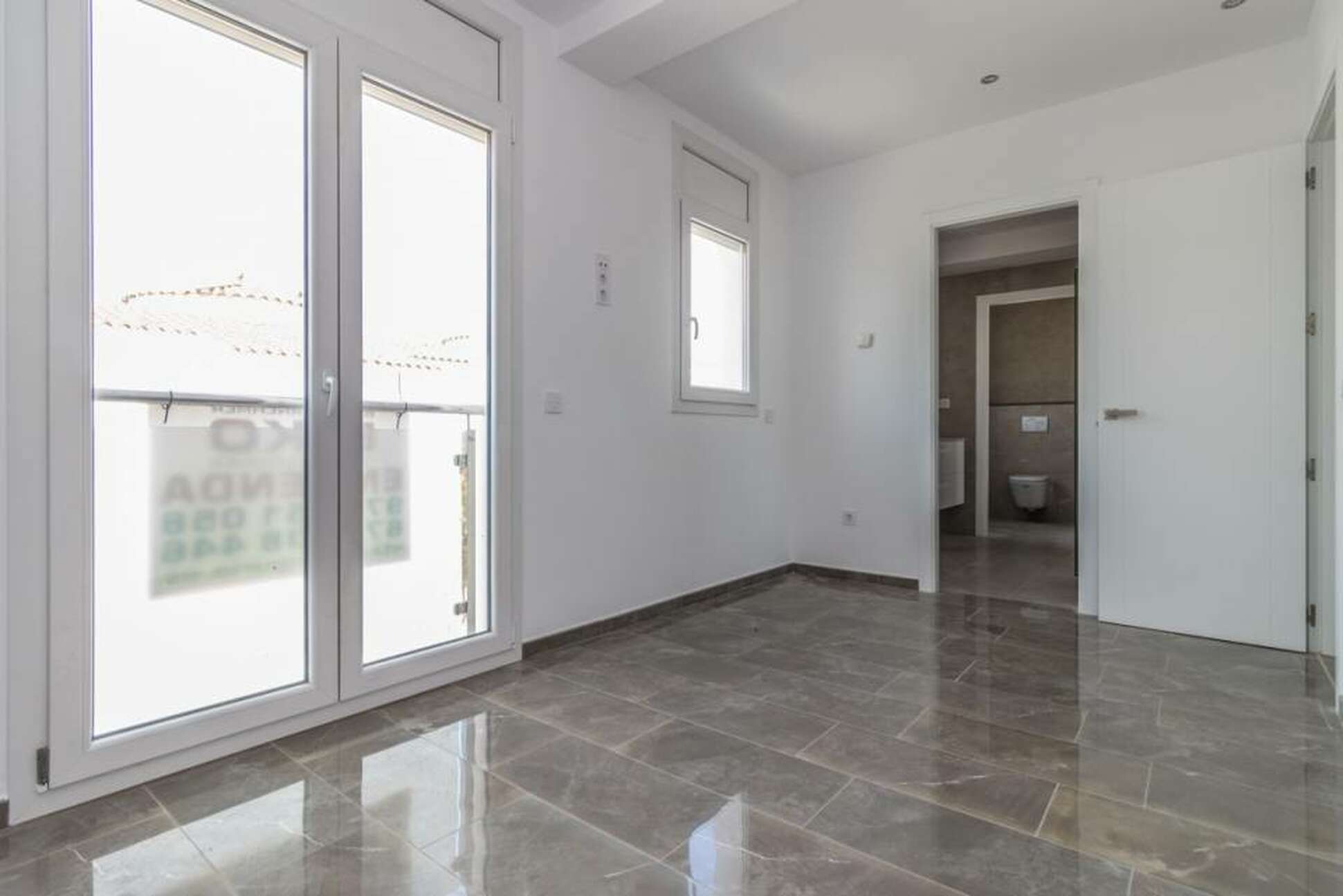 Bonita casa nueva de estilo moderno en venta en Empuriabrava