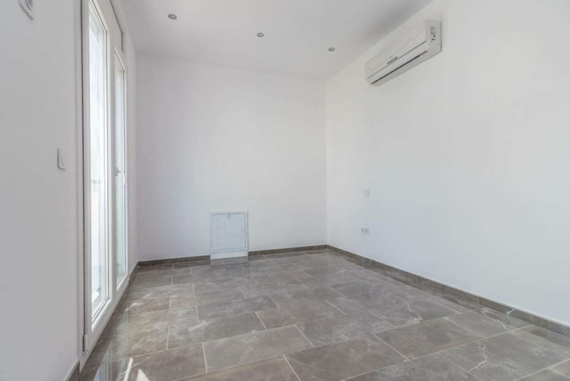 Bonita casa nueva de estilo moderno en venta en Empuriabrava