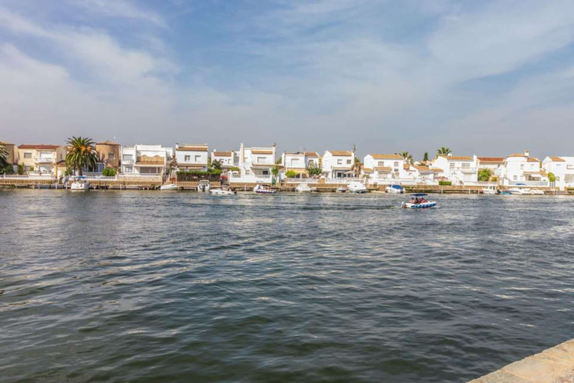 Bonita casa nueva de estilo moderno en venta en Empuriabrava