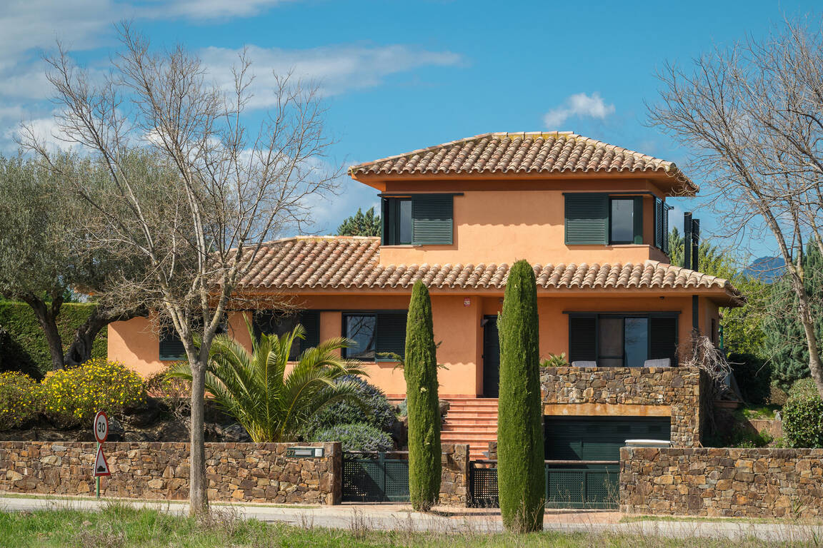 Preciosa casa a la venta en el Golf de Torremirona