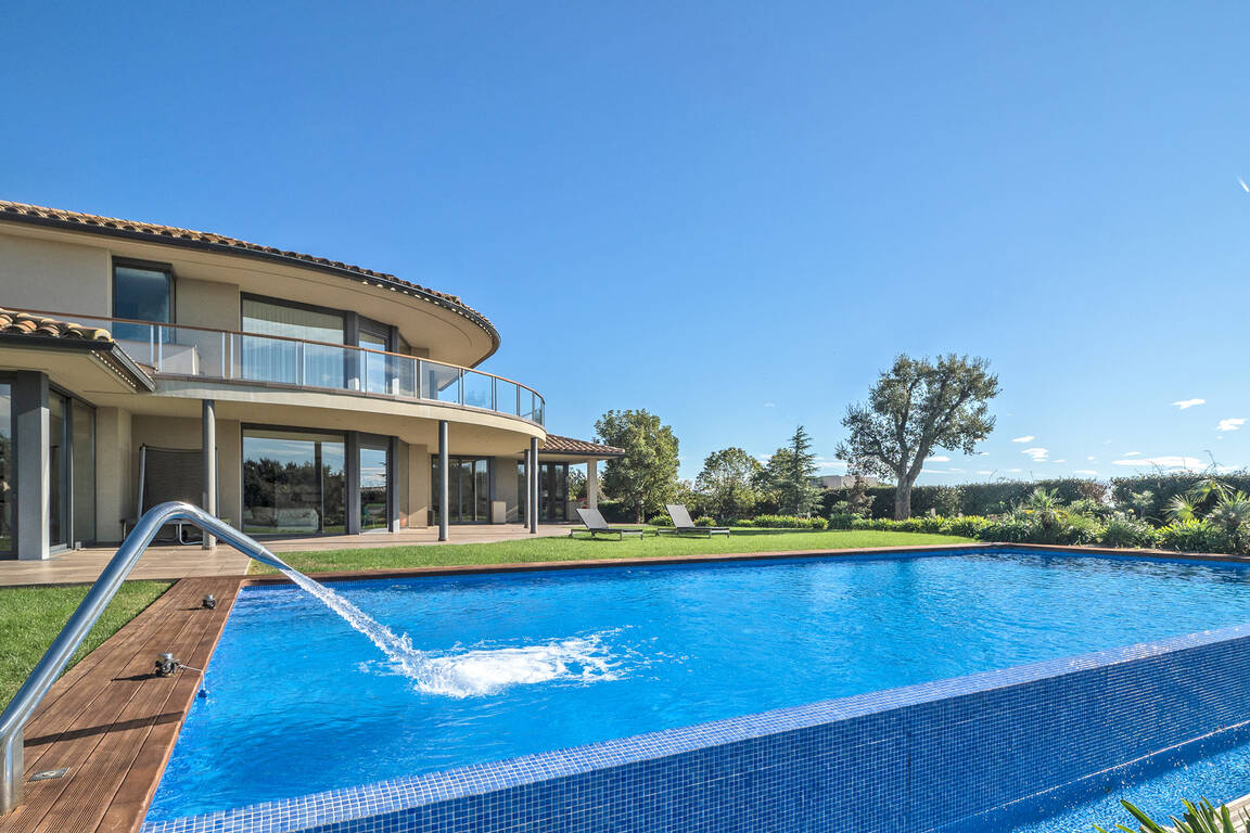 Wunderschöne hochstehende Villa zum Verkauf in Golf de Peralada