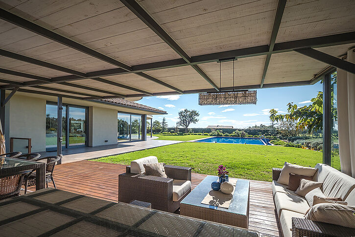 Magnificent high standing villa for sale in Golf de Peralada