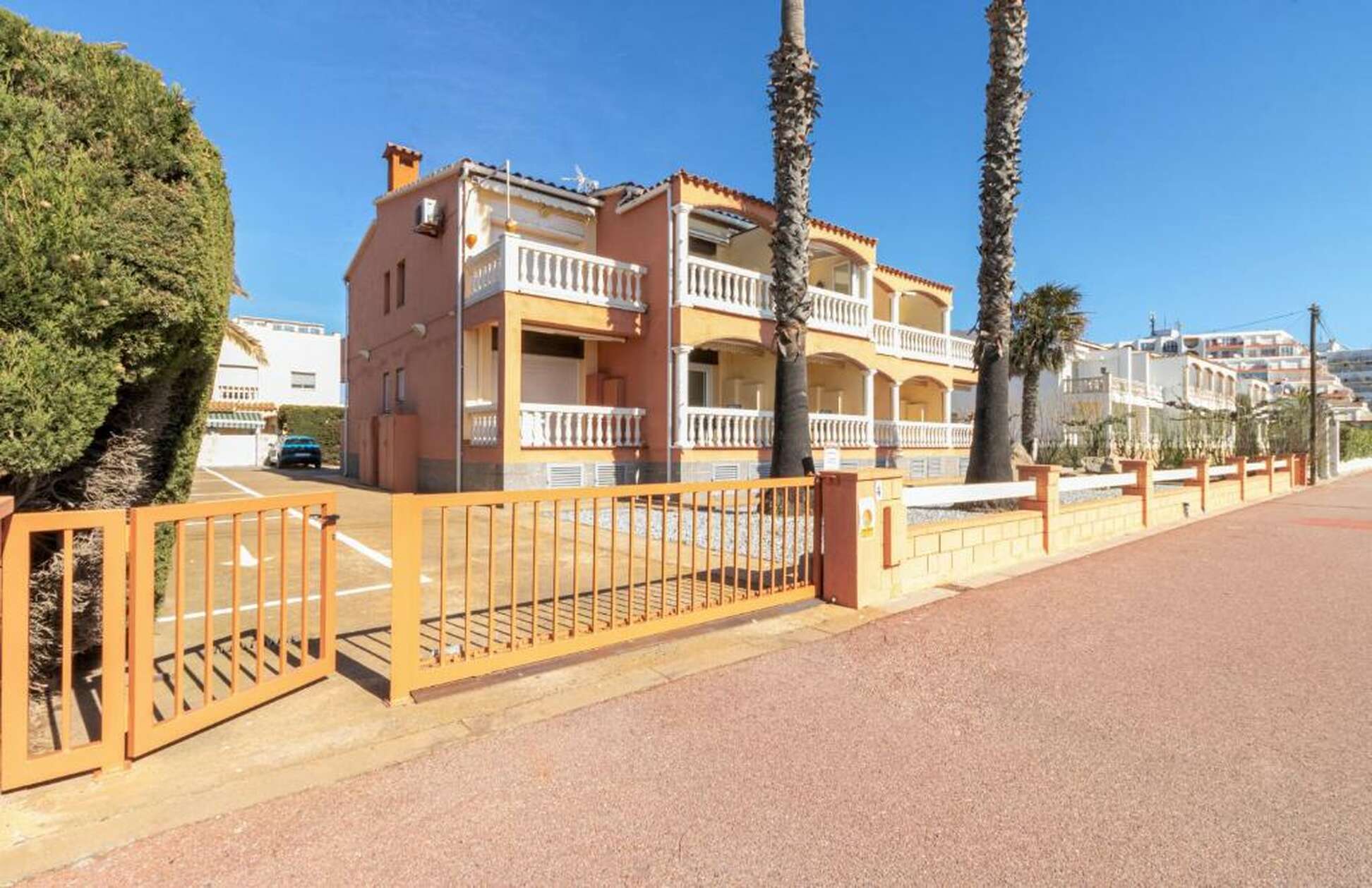 Building of 8 flats on the seafront for sale Empuriabrava