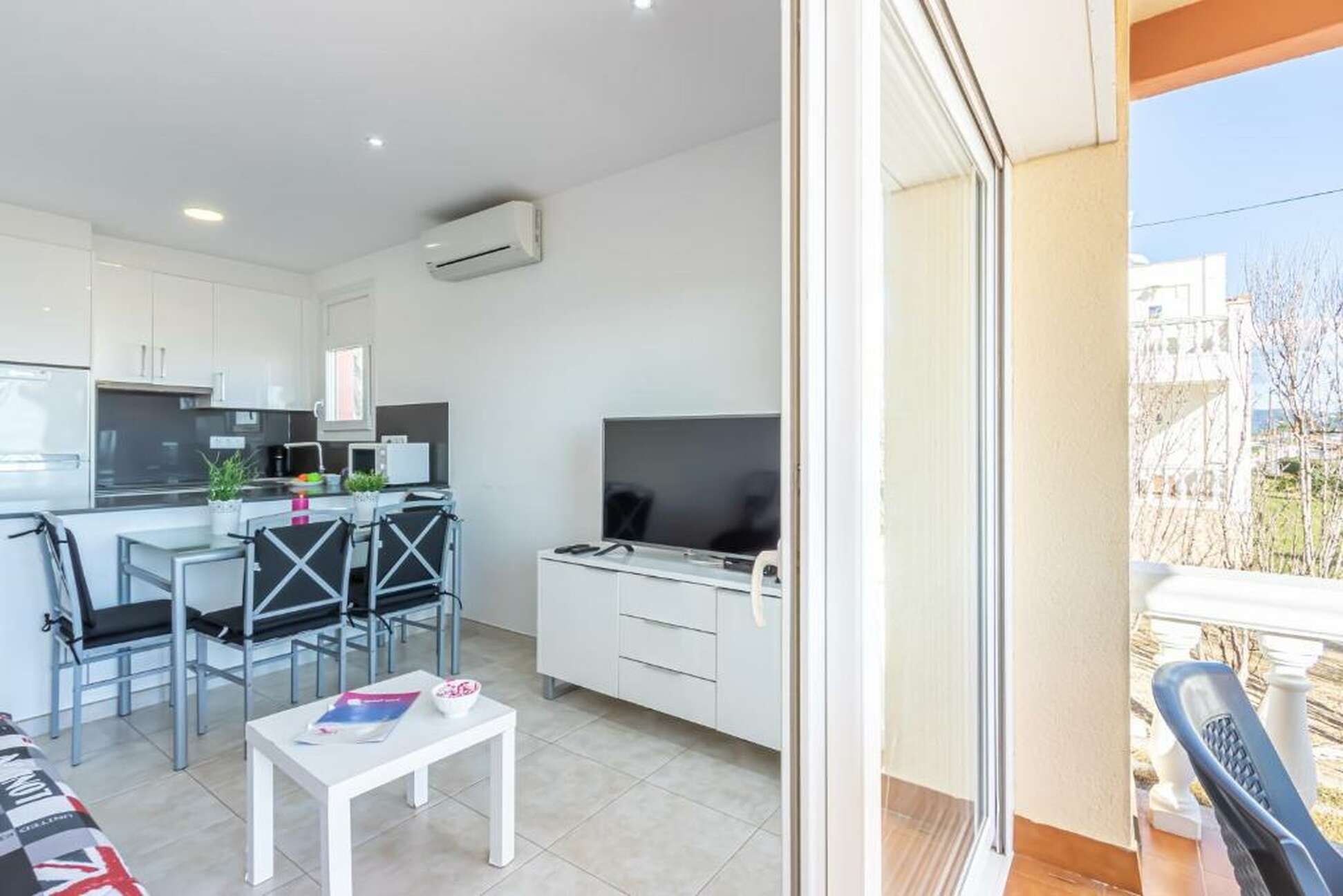 Building of 8 flats on the seafront for sale Empuriabrava