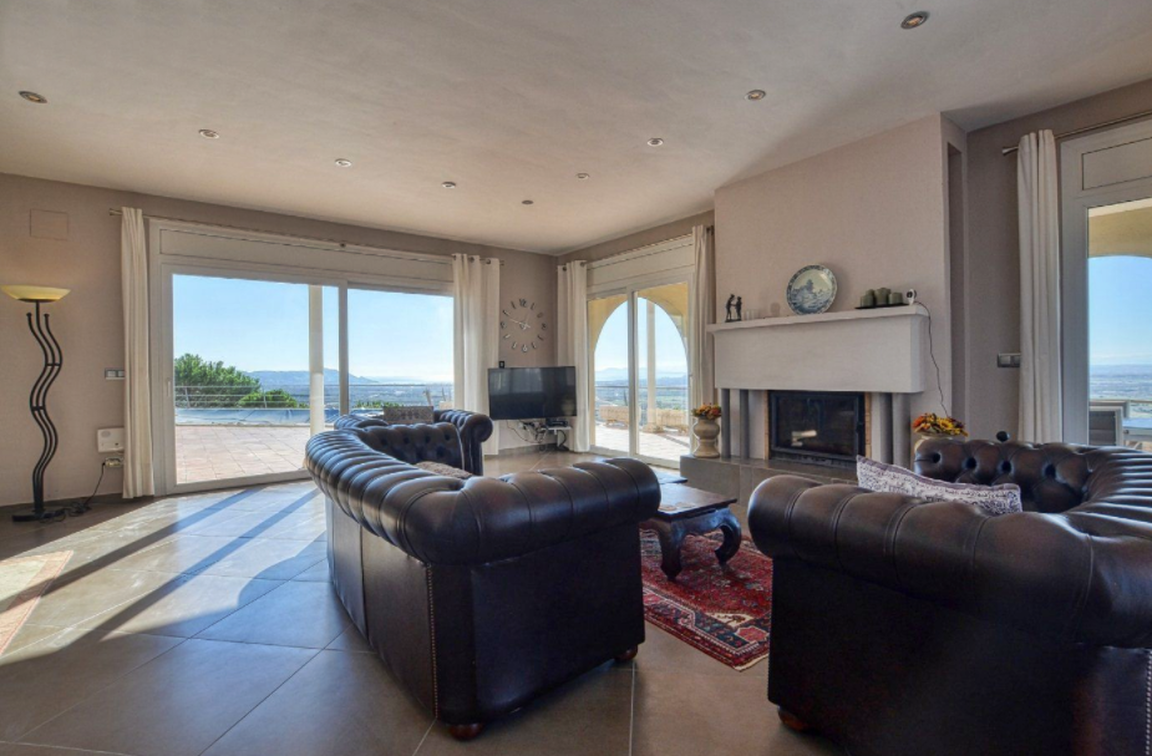 Villa de luxe à vendre avec vue panoramique à Palau Saverdera