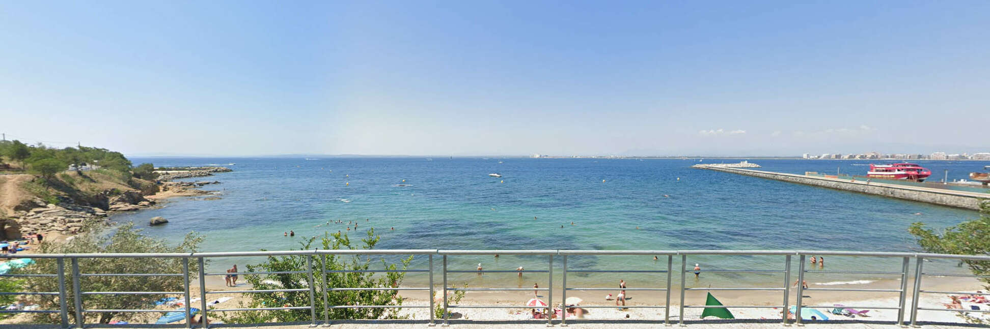 New seafront flat for sale El Far, Roses