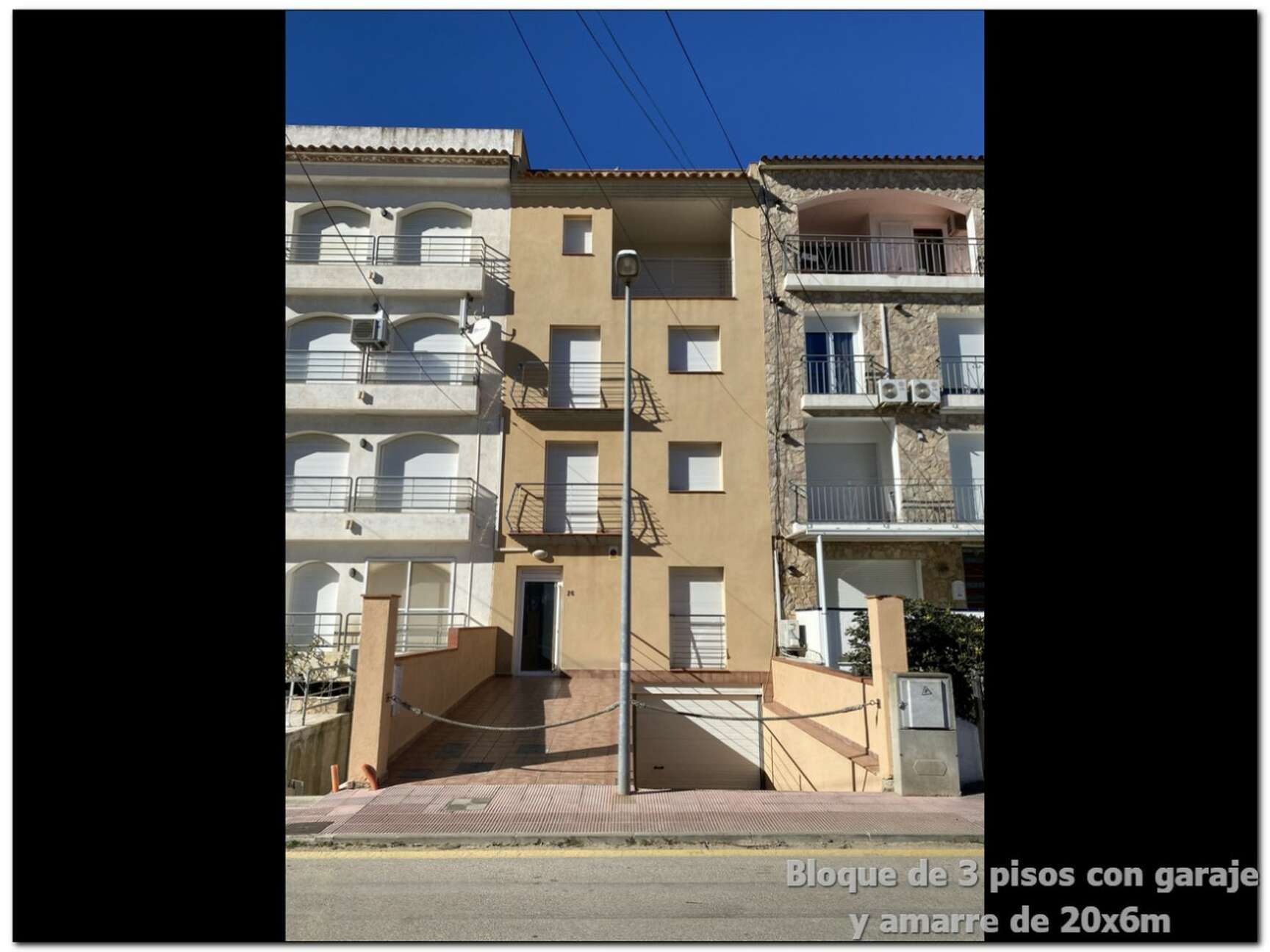 Edificio en venta Empuriabrava, 3 apartamentos, gran garaje y amarre de 20x6m