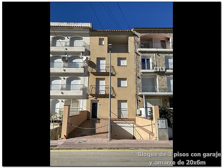 B&acirc;timent &agrave; vendre Empuriabrava, 3 appartements, grand garage et amarre de 20x6m.