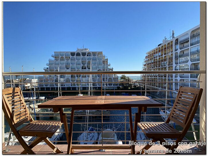 B&acirc;timent &agrave; vendre Empuriabrava, 3 appartements, grand garage et amarre de 20x6m.