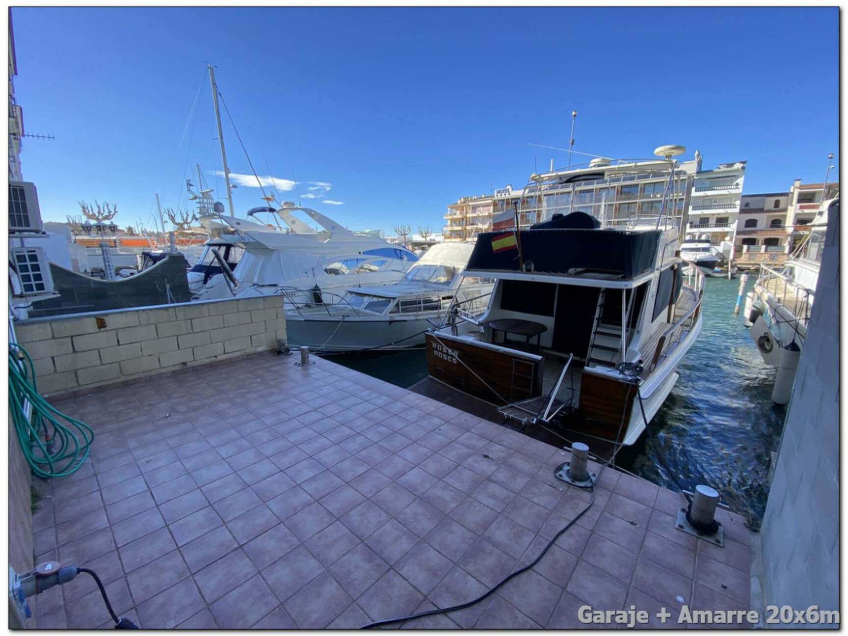 Building for sale Empuriabrava, 3 flats, large garage and mooring of 20x6m.