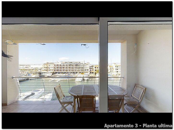 B&acirc;timent &agrave; vendre Empuriabrava, 3 appartements, grand garage et amarre de 20x6m.