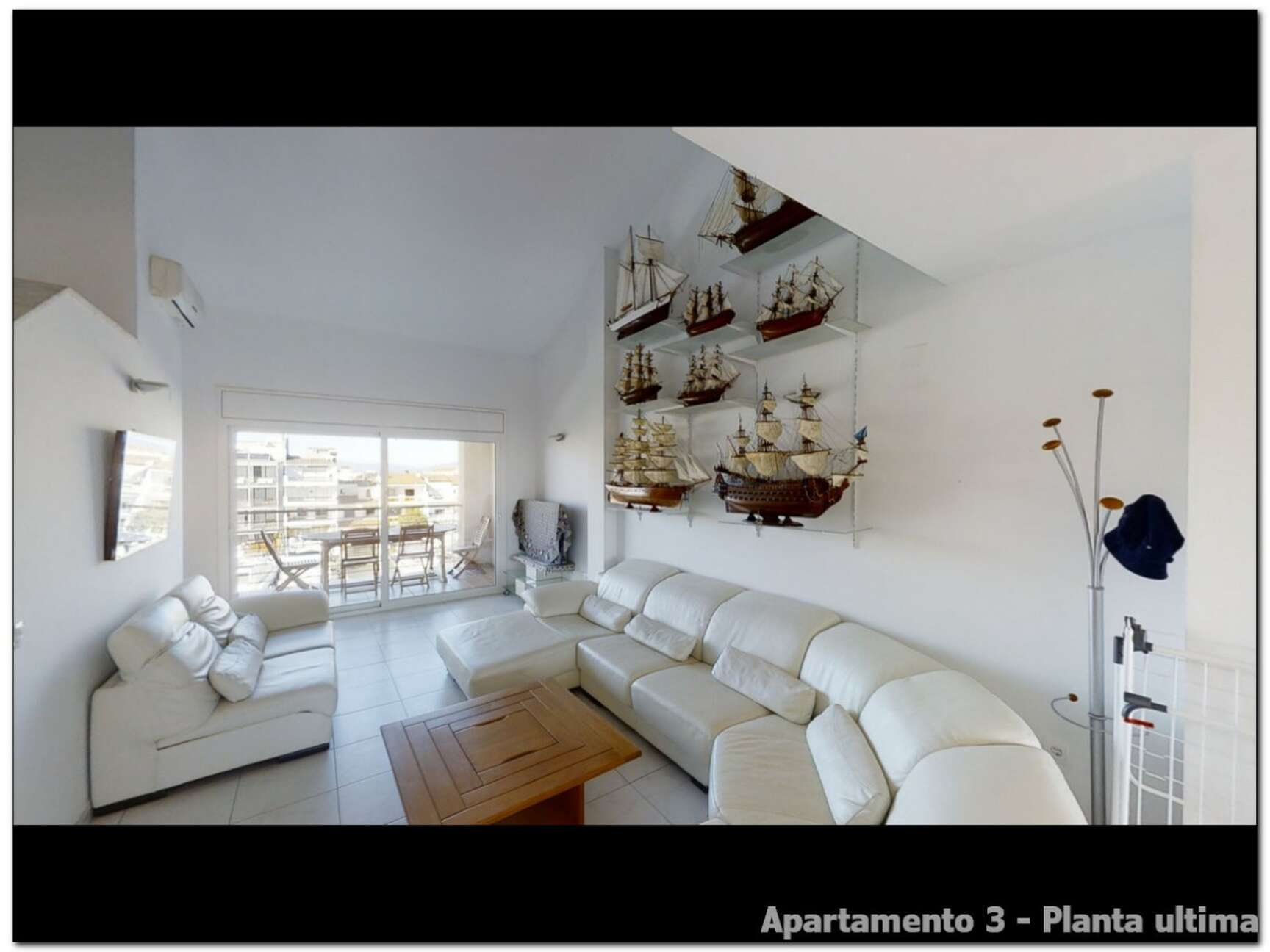 Bâtiment à vendre Empuriabrava, 3 appartements, grand garage et amarre de 20x6m.