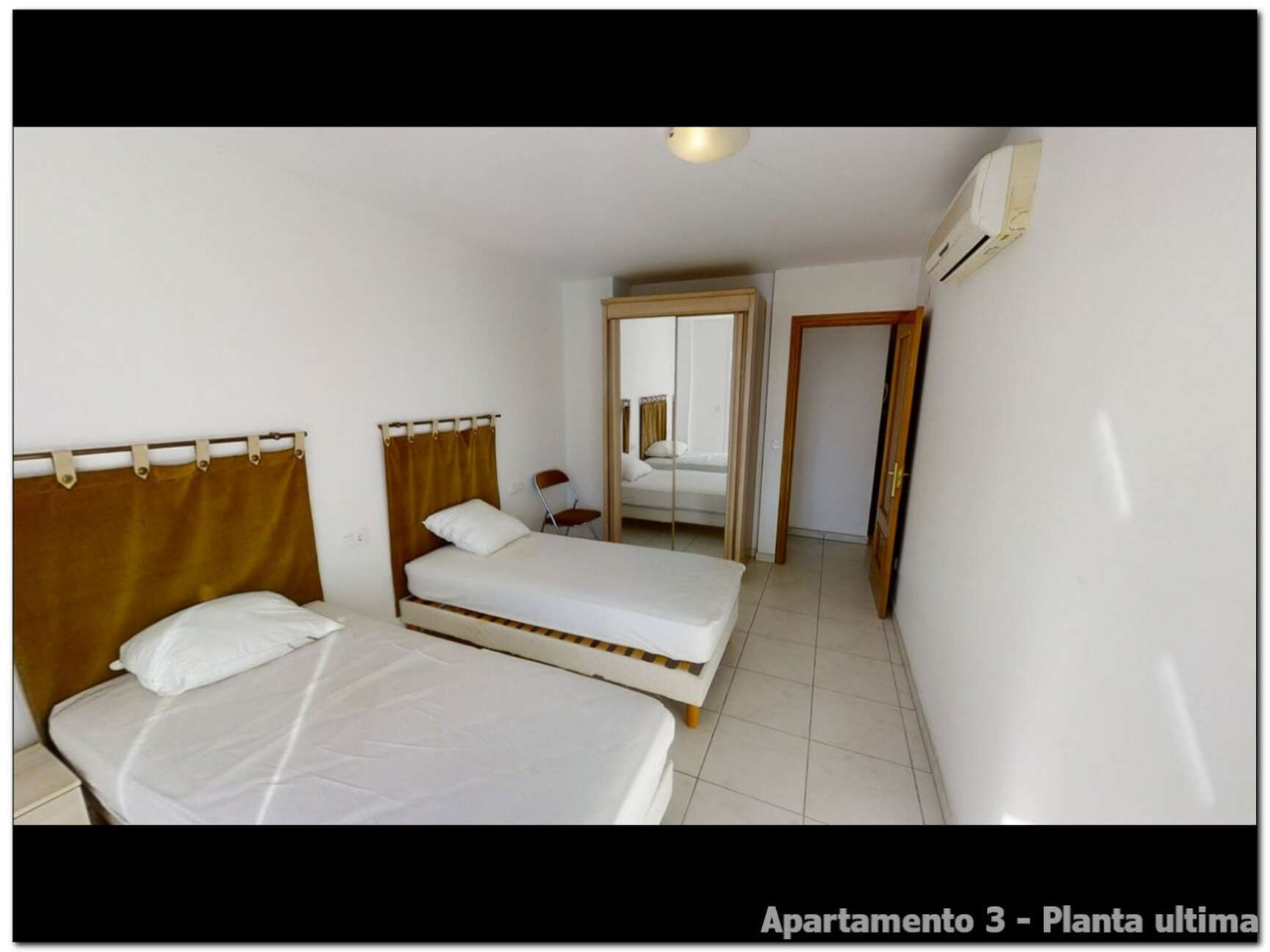 Bâtiment à vendre Empuriabrava, 3 appartements, grand garage et amarre de 20x6m.