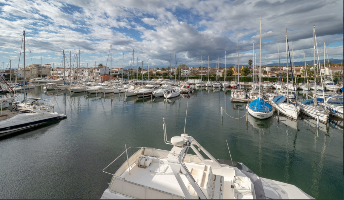 Bonic apartament amb amarratge davant del port