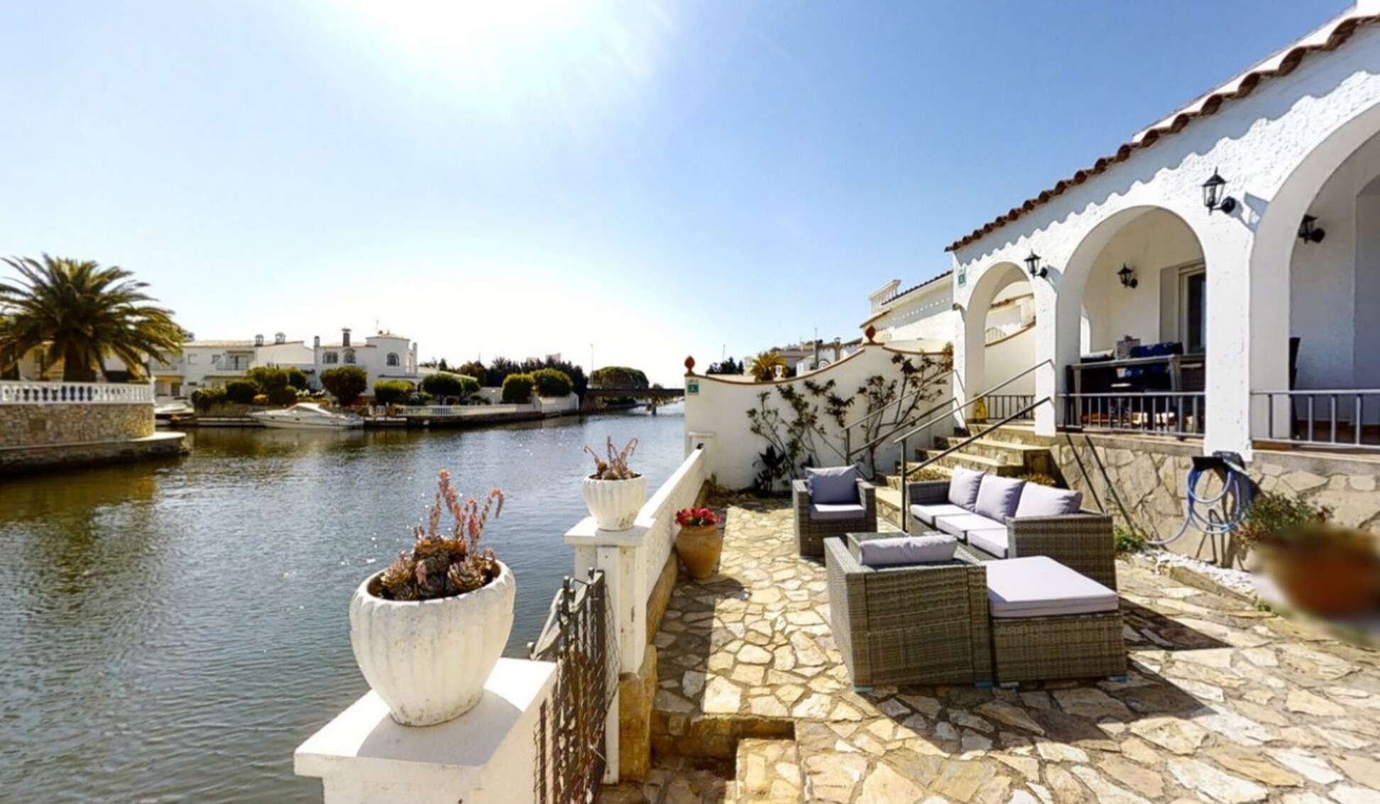 Haus am Kanal mit 10 m Liegeplatz am Empuriabrava-Kanal.