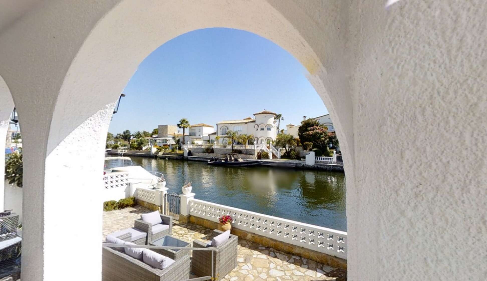 Haus am Kanal mit 10 m Liegeplatz am Empuriabrava-Kanal.