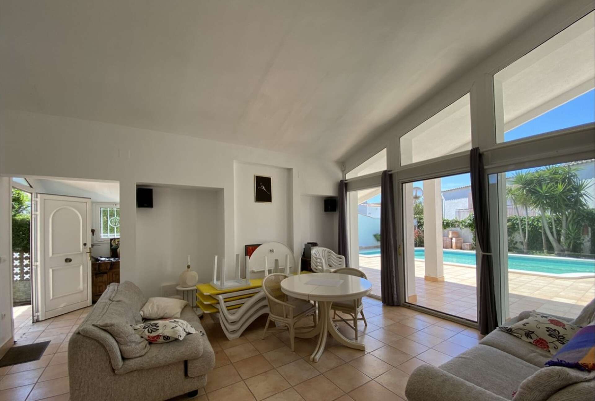 House with swimming pool and garage near the centre of Empuriabrava.