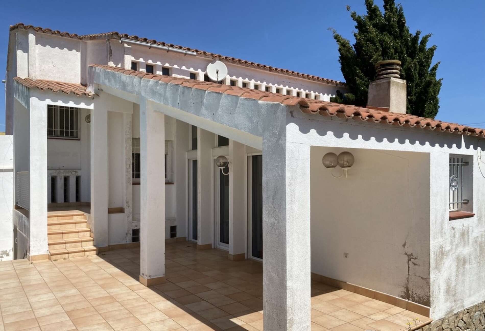 House with swimming pool and garage near the centre of Empuriabrava.