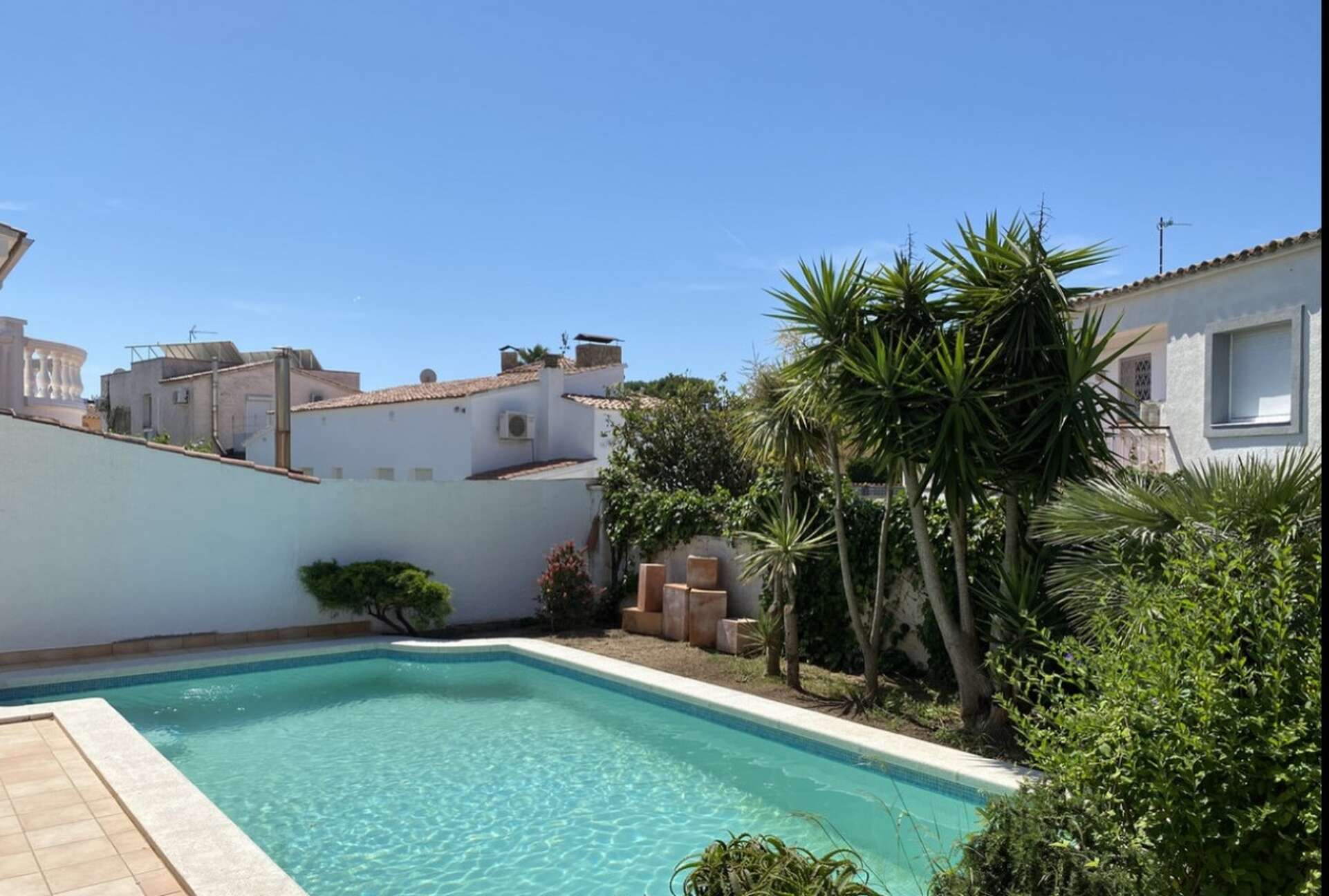 Casa con piscina y garaje cerca del centro en Empuriabrava