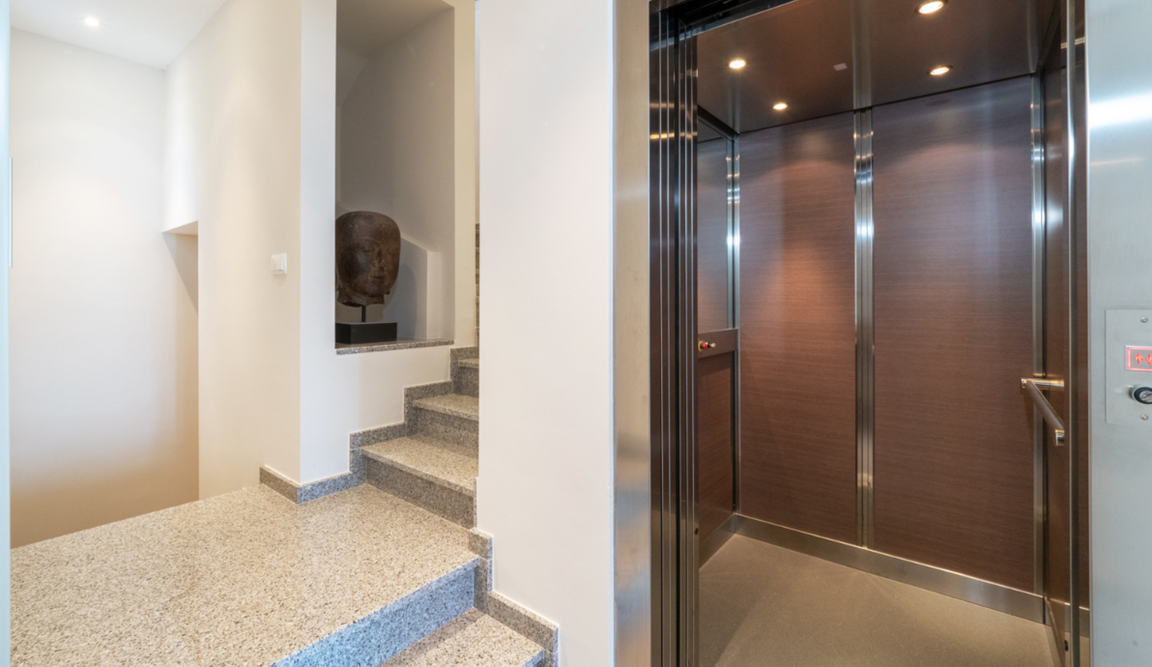 Casa moderna con vistas panorámicas, ascensor y piscina – Roses